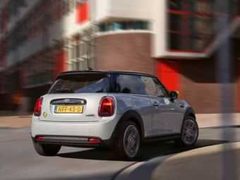 Mini 3-Door Cooper SE 2022-2025 Right Rear Three Quarter Mini 3-Door Cooper SE 2022-2025 Right Rear Three Quarter