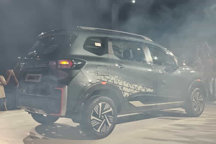 Nissan Gravite Right Rear Three Quarter