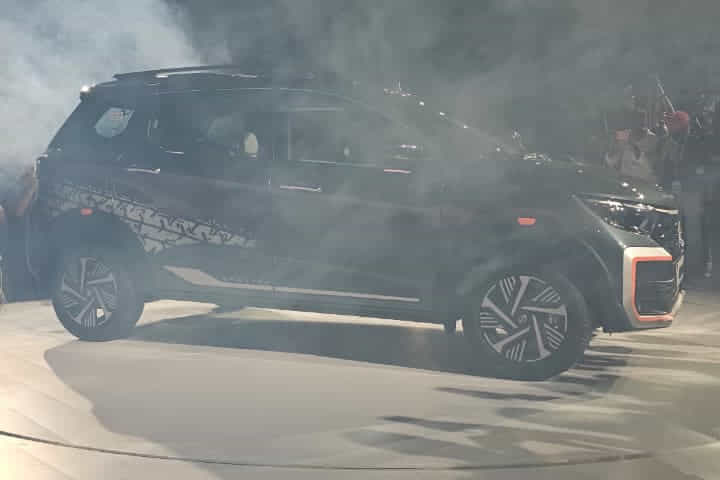 Nissan Gravite Right Side View