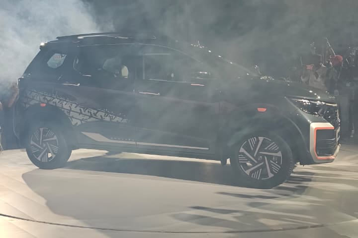 Nissan Gravite Right Side View