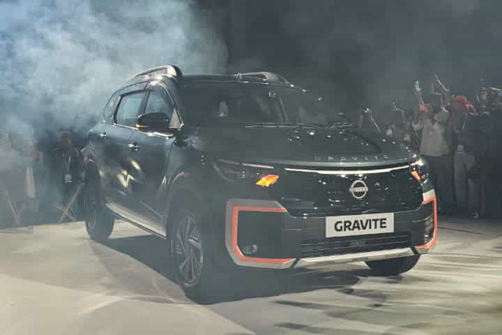 Nissan Gravite Right Front Three Quarter