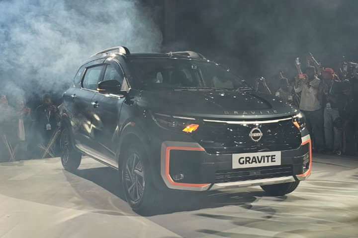 Nissan Gravite Right Front Three Quarter