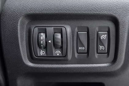 Nissan Kicks XV Premium (O) Petrol Buttons
