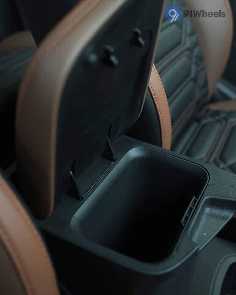 Dashboard & Front Cabin - 9