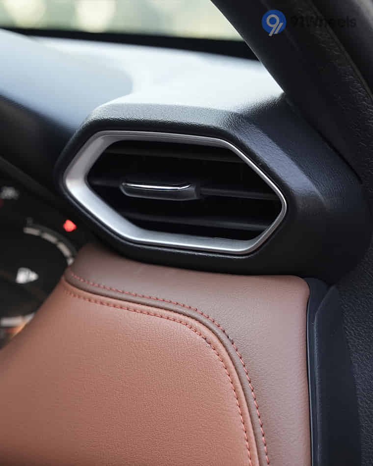 Dashboard & Front Cabin - 4