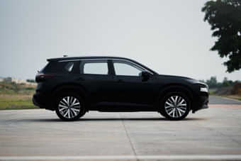 Nissan X Trail Right Side View Nissan X Trail Right Side View