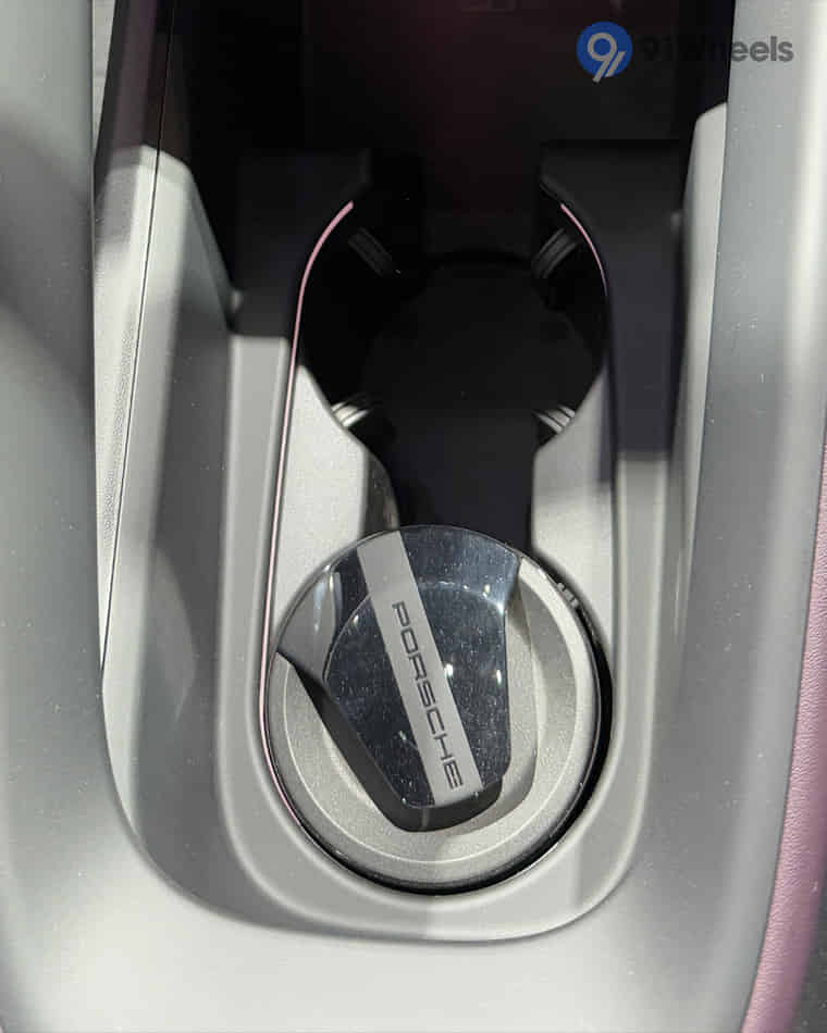 Dashboard & Front Cabin - 3 Dashboard & Front Cabin - 3