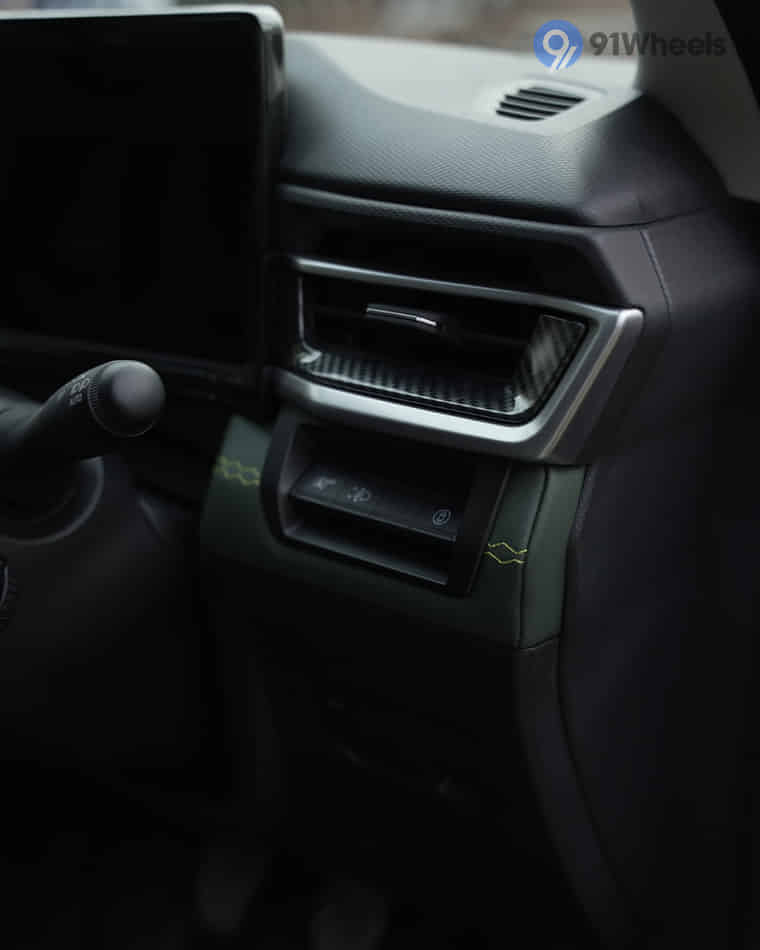 Dashboard & Front Cabin - 3