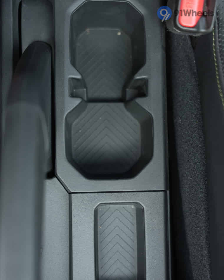 Dashboard & Front Cabin - 8