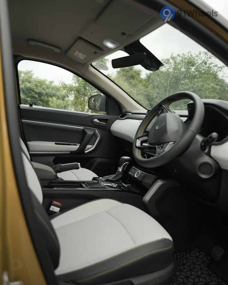 Dashboard & Front Cabin - 15