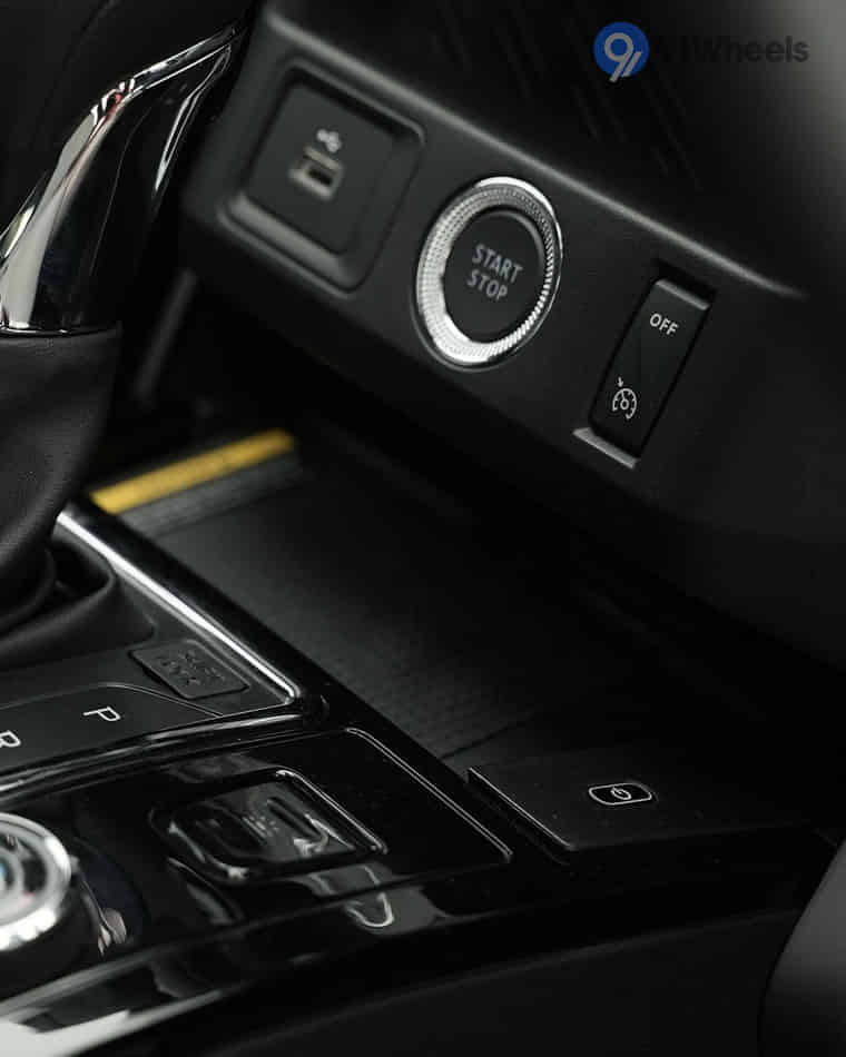 Dashboard & Front Cabin - 8