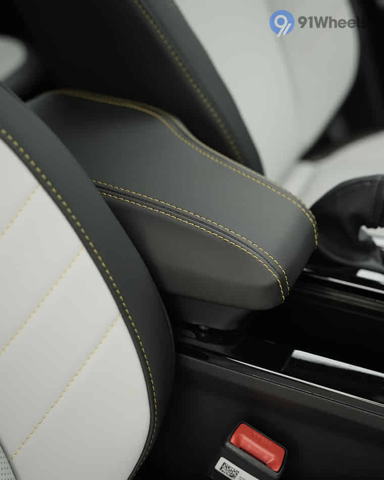 Dashboard & Front Cabin - 9