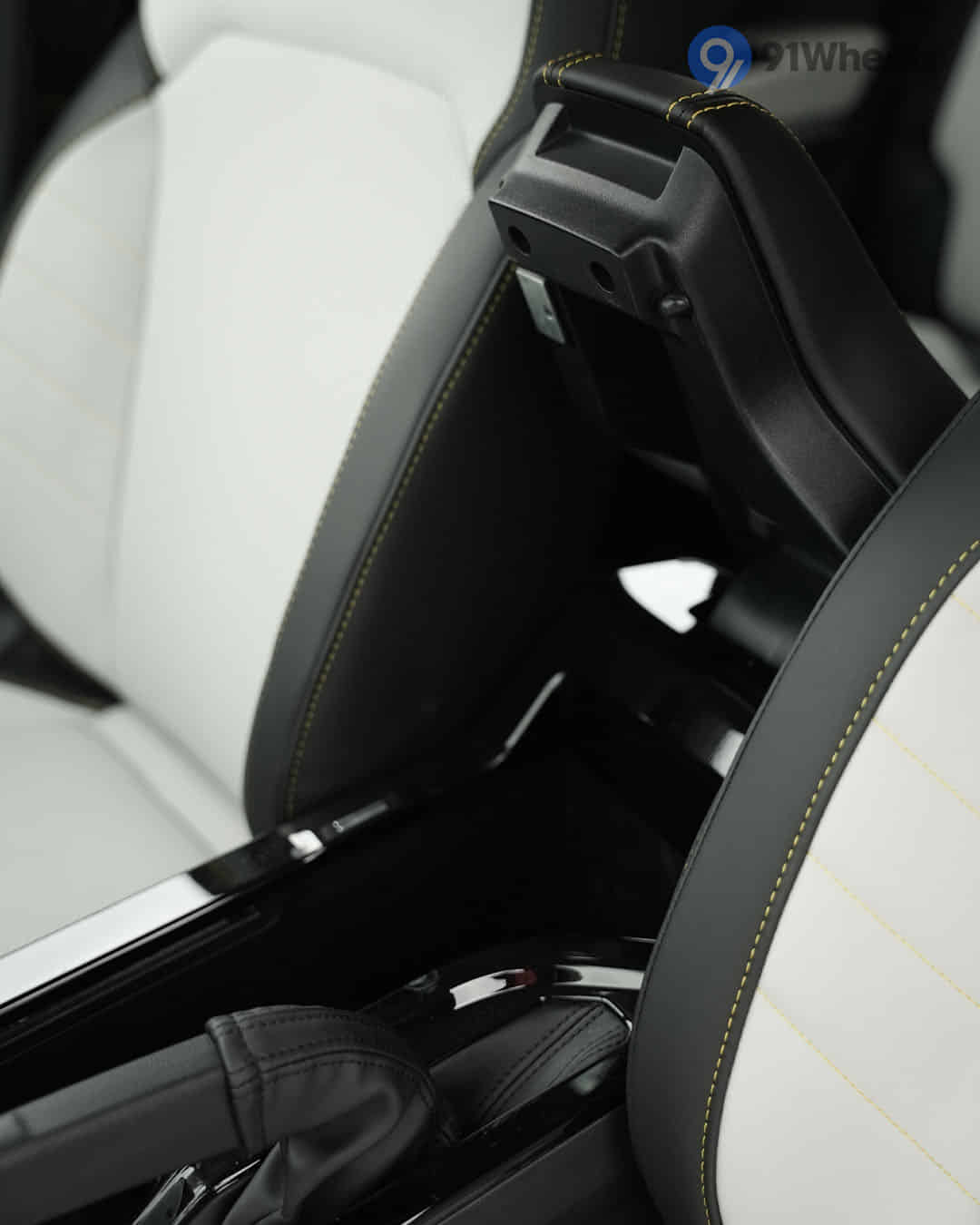 Front Centre Arm Rest Storage