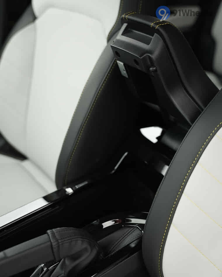 Dashboard & Front Cabin - 11