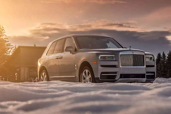 Rolls-Royce Cullinan Right Front Three Quarter