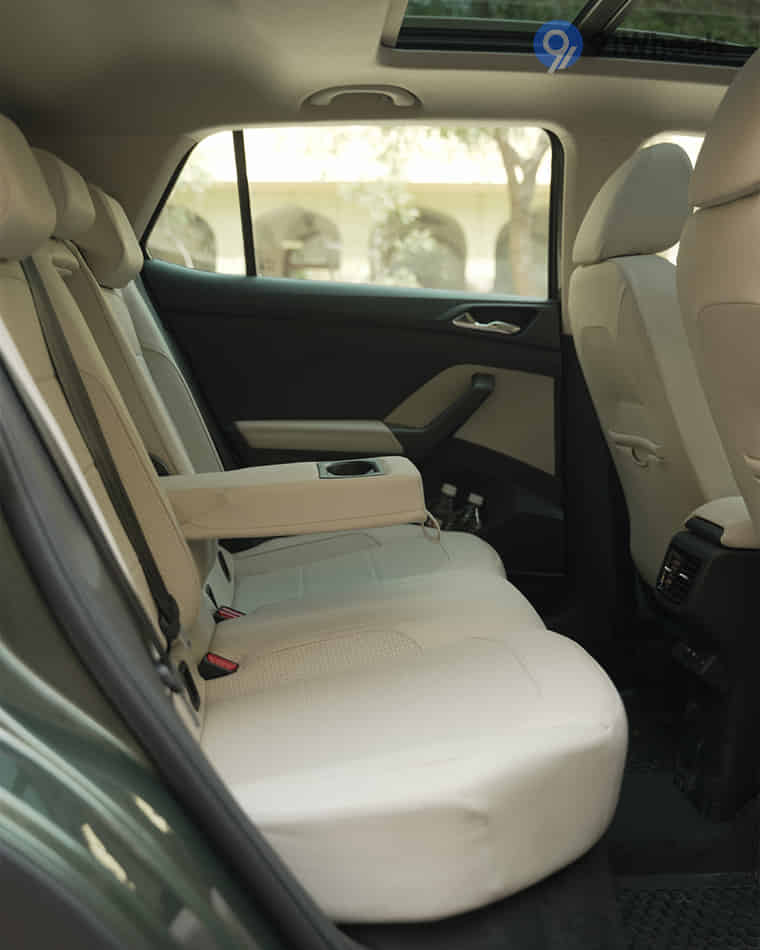 Seats & Cabin Comfort - 4 Seats & Cabin Comfort - 4