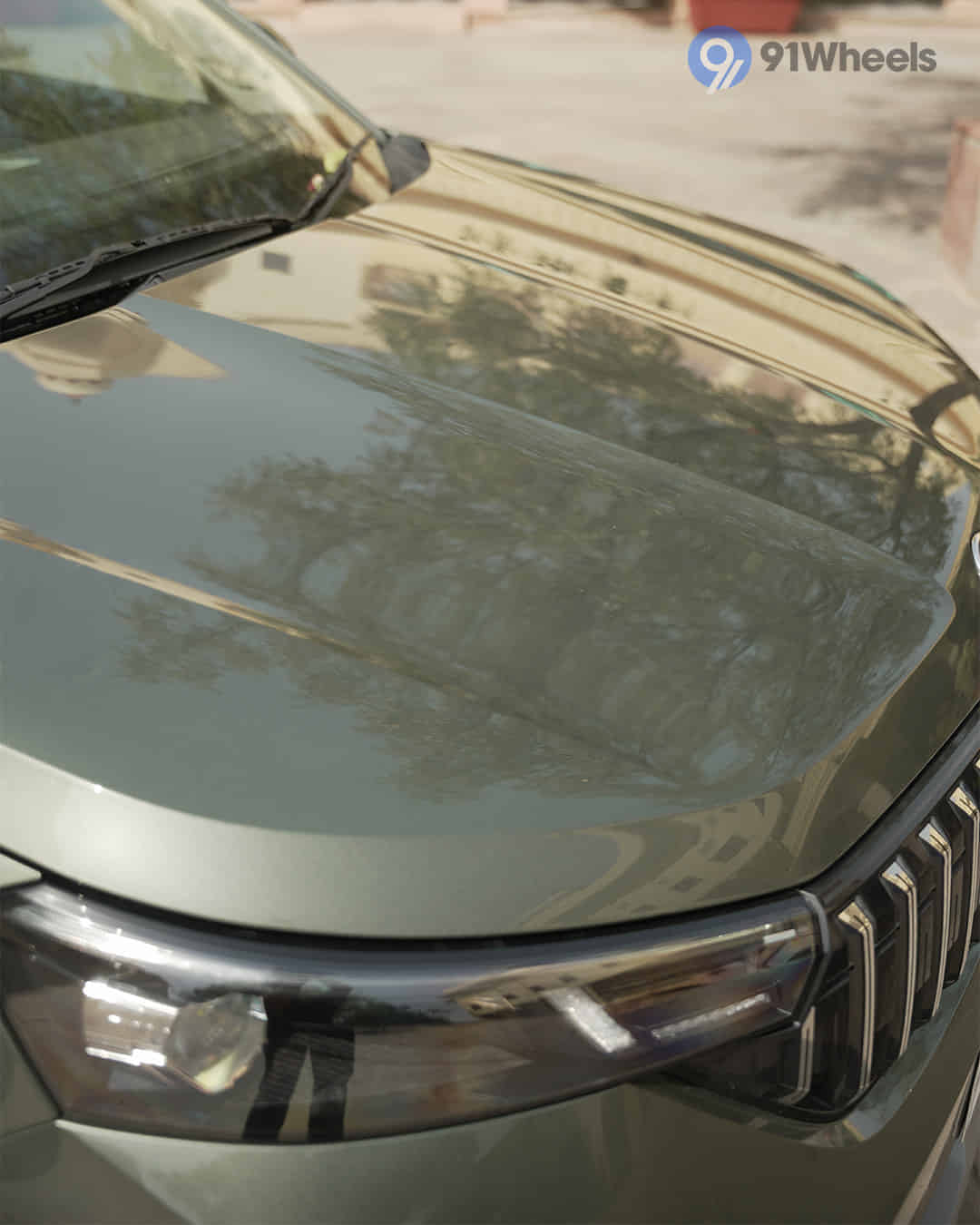 Closed Hood / Bonnet Closed Hood / Bonnet