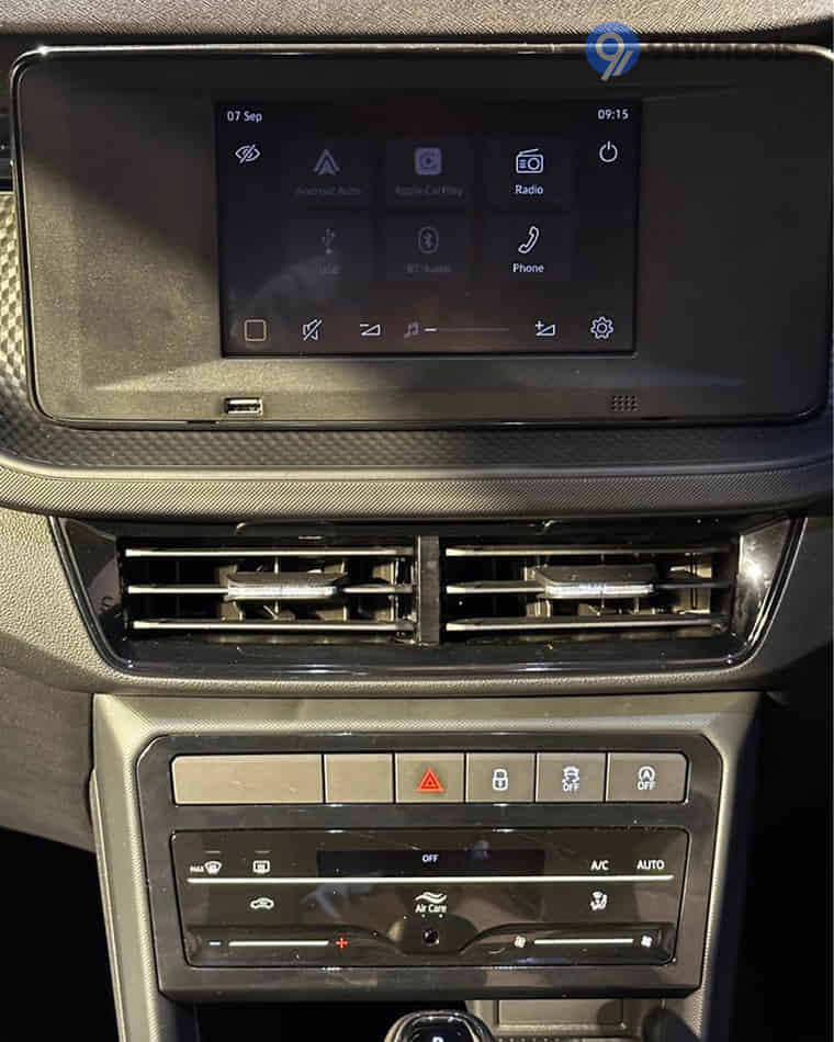 Dashboard & Front Cabin - 4 Dashboard & Front Cabin - 4