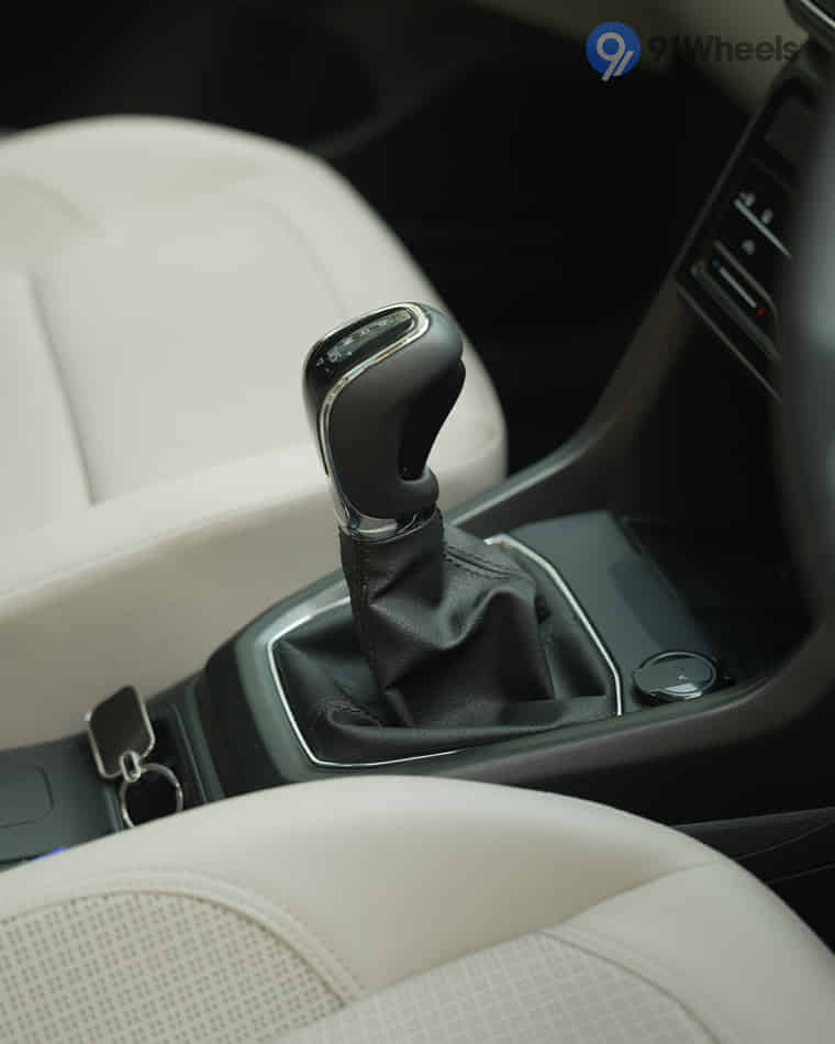 Dashboard & Front Cabin - 11 Dashboard & Front Cabin - 11