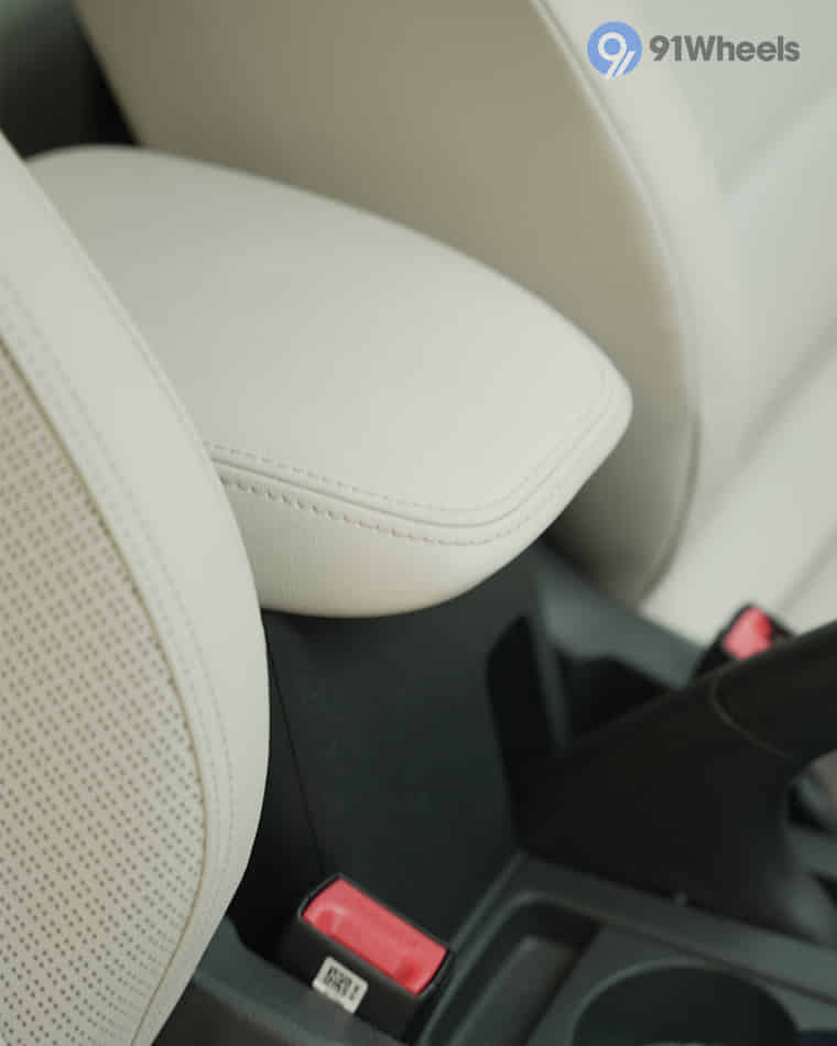 Dashboard & Front Cabin - 10 Dashboard & Front Cabin - 10