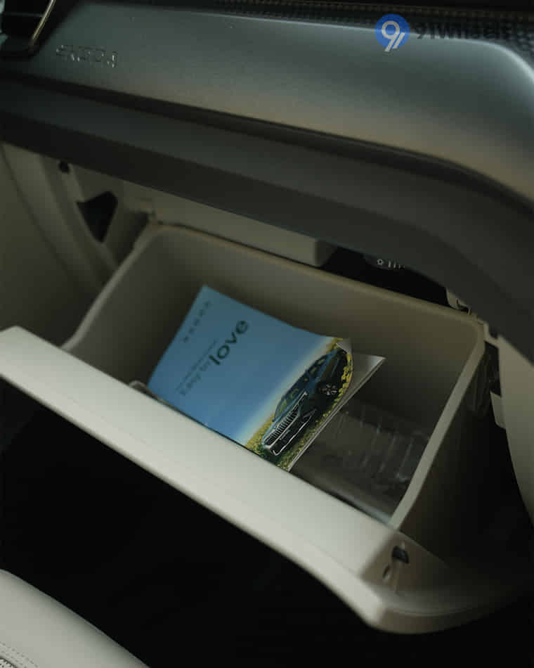 Dashboard & Front Cabin - 15 Dashboard & Front Cabin - 15