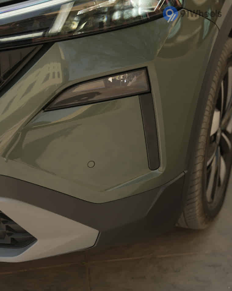 Headlights & Tail-lights - 3 Headlights & Tail-lights - 3