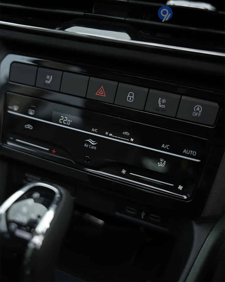 Dashboard & Front Cabin - 10