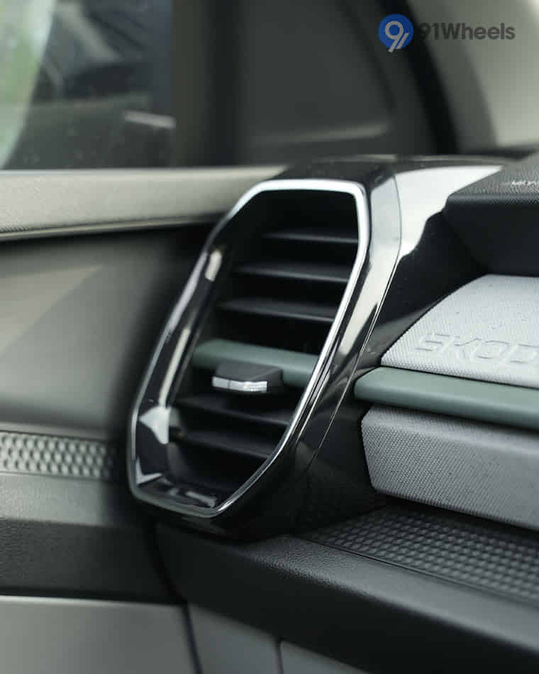 Dashboard & Front Cabin - 7