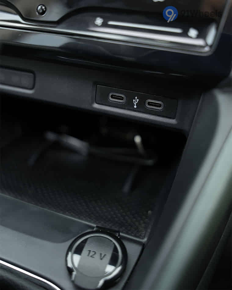 Dashboard & Front Cabin - 8