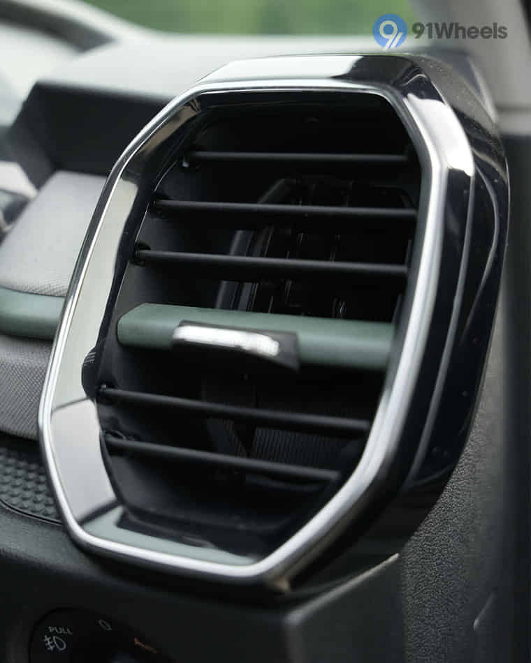 Dashboard & Front Cabin - 5