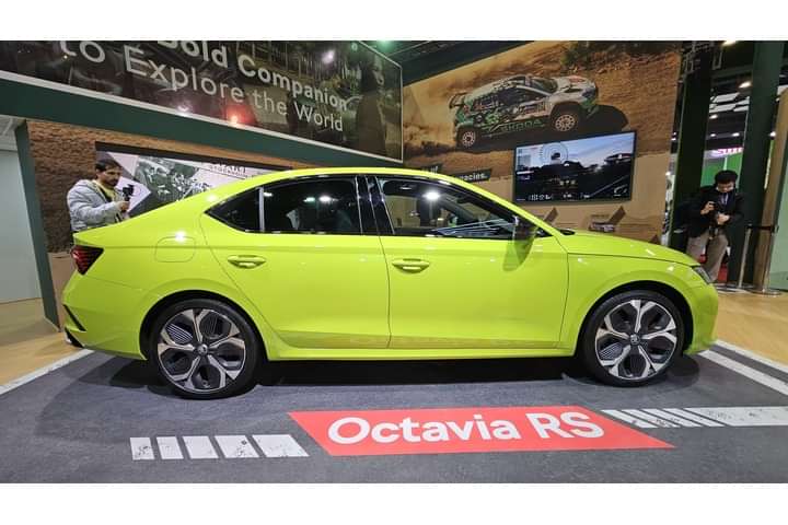 Skoda Octavia VRS Hybrid Right Side View