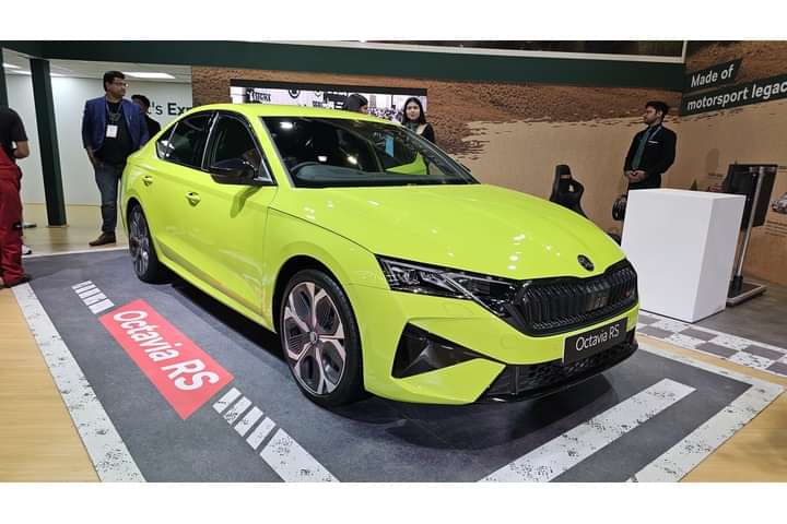 Skoda Octavia VRS Hybrid Right Front Three Quarter