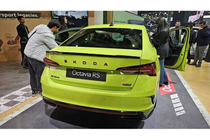 Skoda Octavia VRS Hybrid Rear Windshield/Windscreen