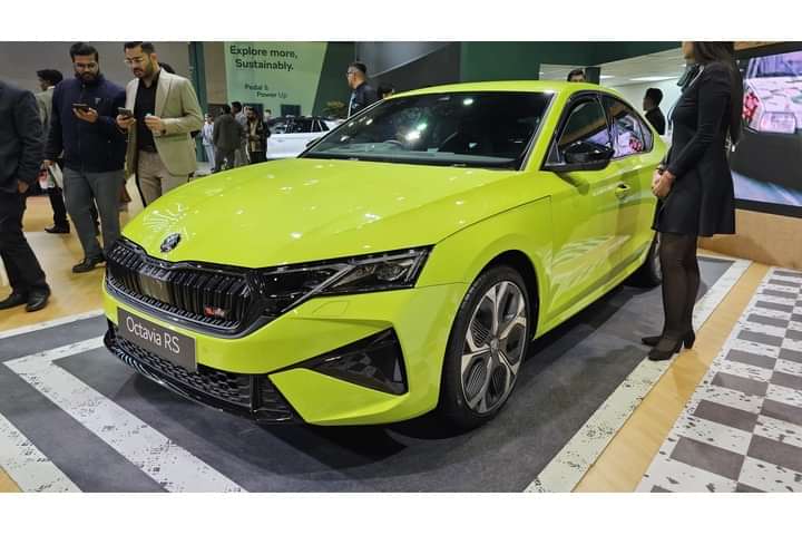 Skoda Octavia VRS Hybrid Left Front Three Quarter