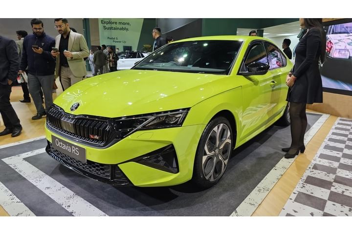 Skoda Octavia VRS Hybrid Left Front Three Quarter
