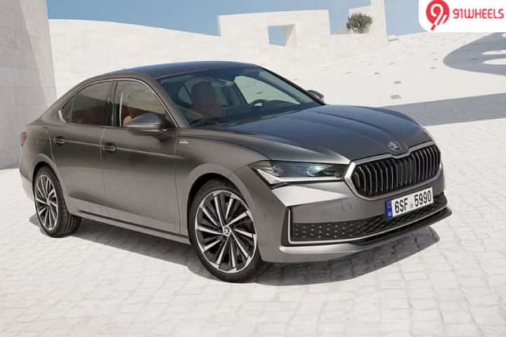 Skoda Superb 2025 Right Front Three Quarter