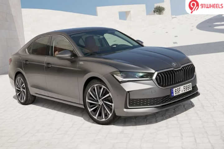 Skoda Superb 2025 Right Front Three Quarter Skoda Superb 2025 Right Front Three Quarter