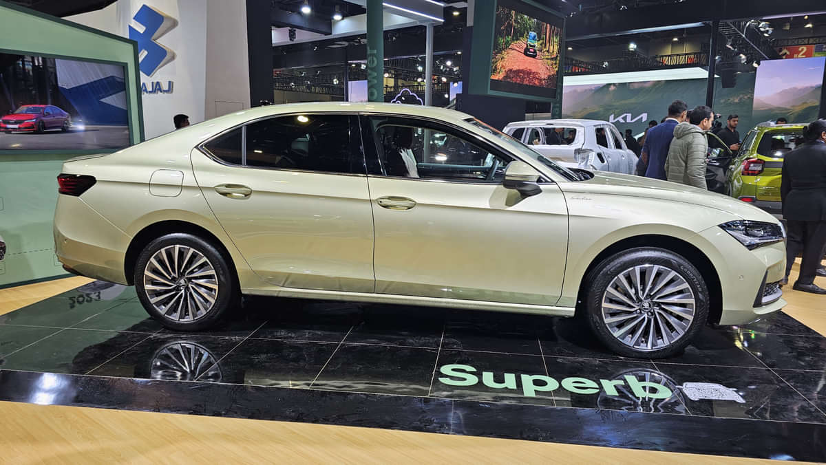 Skoda Superb 2025 Right Side View