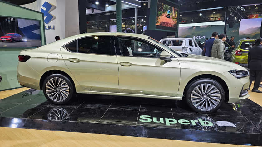 Skoda Superb 2025 Right Side View Skoda Superb 2025 Right Side View