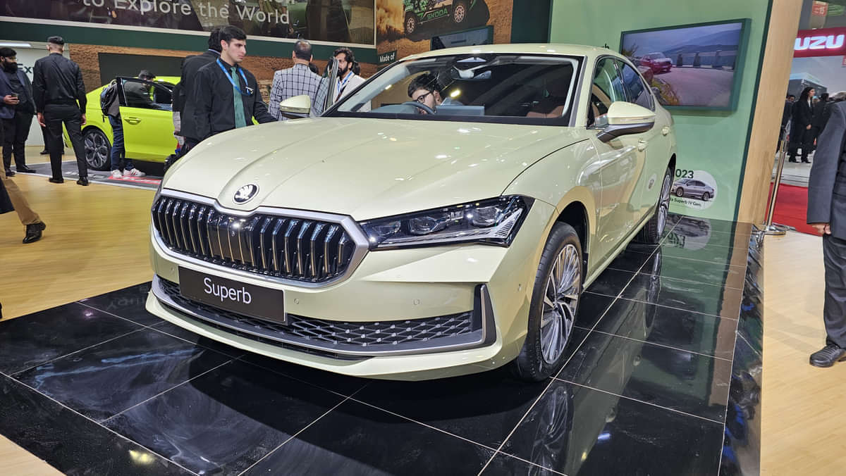 Skoda Superb 2025 Left Front Three Quarter