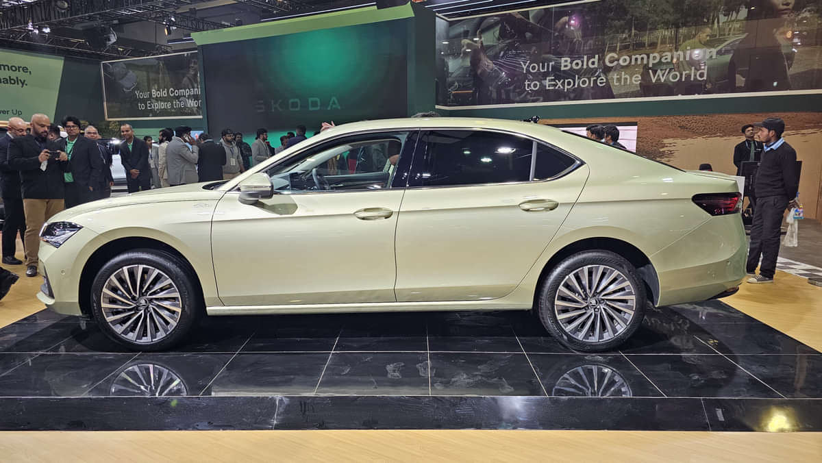 Skoda Superb 2025 Left Side View
