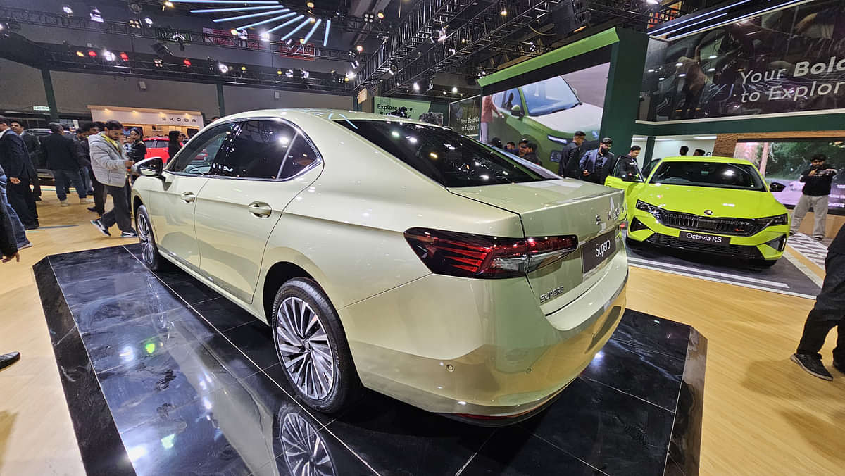 Skoda Superb 2025 Left Rear Three Quarter