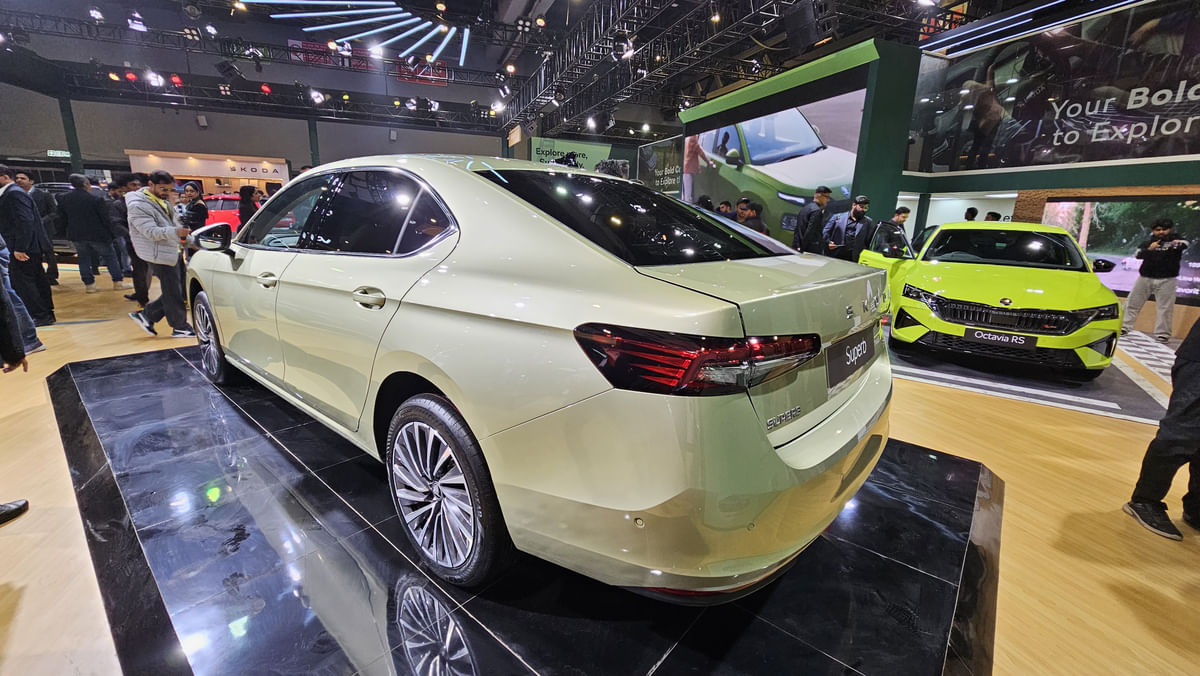 Skoda Superb 2025 Left Rear Three Quarter