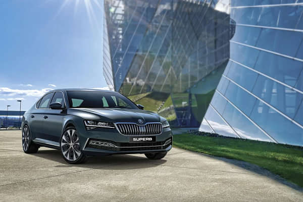 Skoda Superb 2020-2021 Cornering Shot