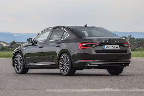 Skoda Superb 2020-2021 Cornering Shot