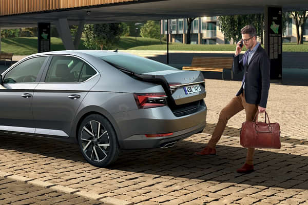 Skoda Superb 2020-2021 Rear Profile