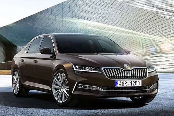 Skoda Superb 2020-2021 Cornering Shot