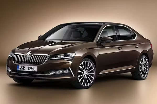 Skoda Superb 2020-2021 Cornering Shot