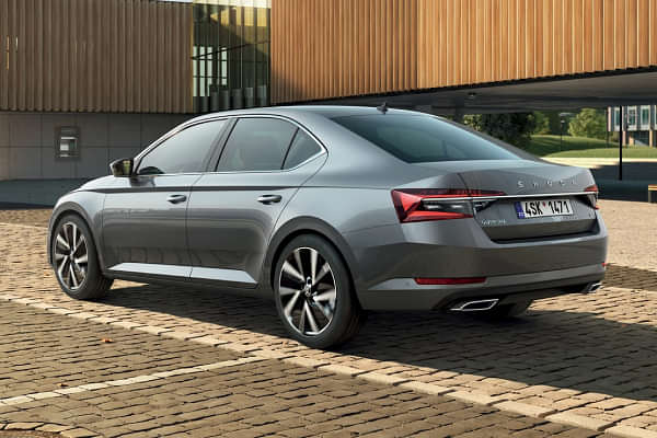 Skoda Superb 2020-2021 Rear Profile