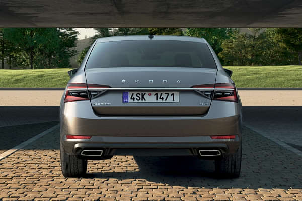 Skoda Superb 2020-2021 Rear Profile